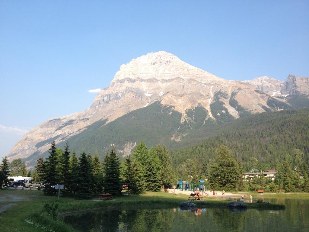加拿大落基山脉汽车旅馆 - 仅限成人 菲尔德 外观 照片